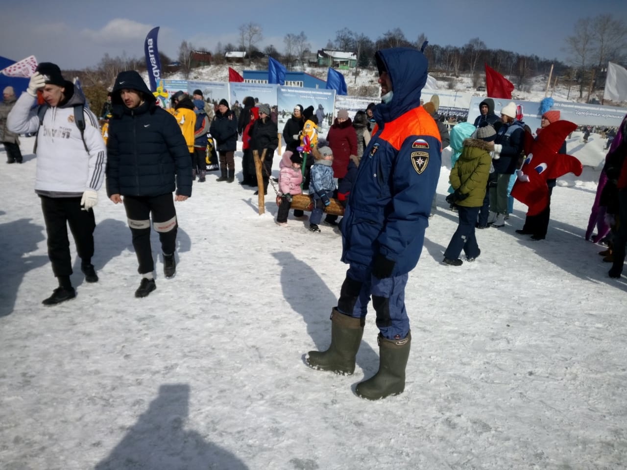 Инспекторы ГИМС внимательно проконтролировали меры безопасности на льду во  время фестиваля «Серебряная корюшка» в Советской Гавани (ВИДЕО) - Новости -  Главное управление МЧС России по Хабаровскому краю