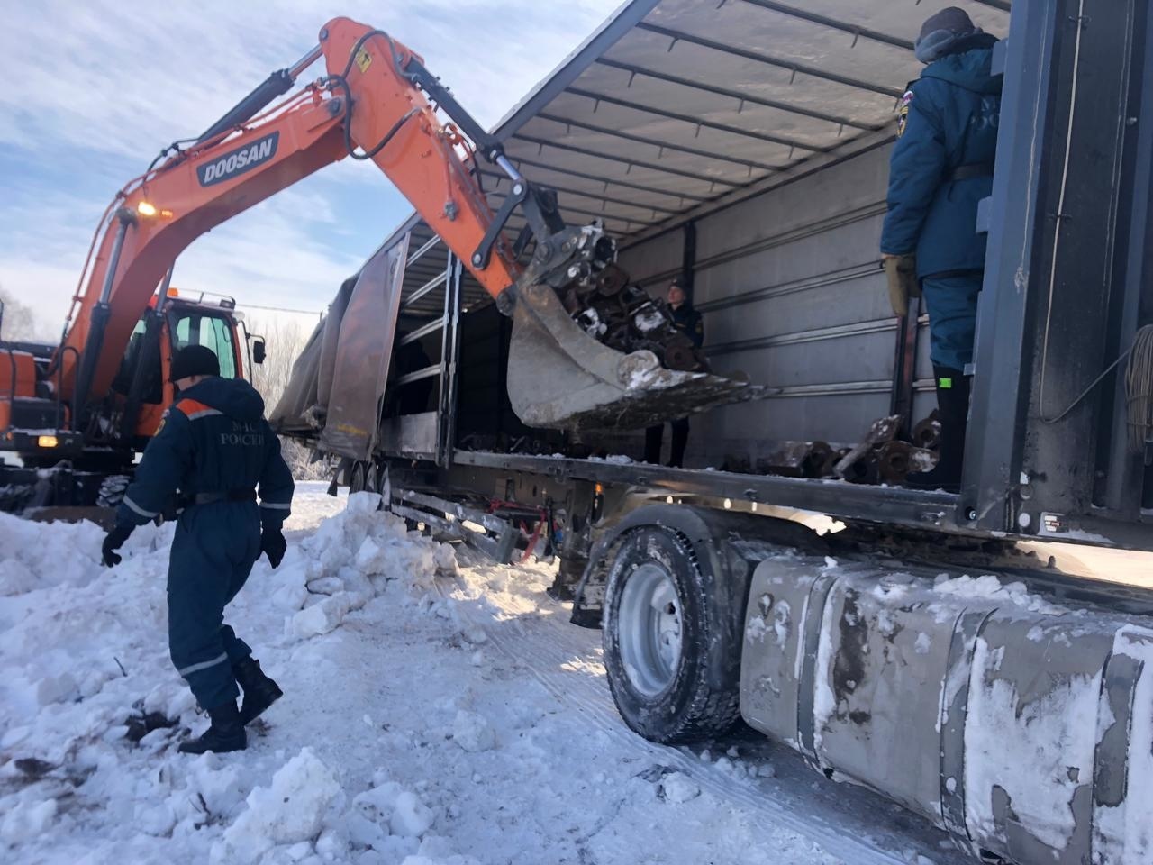 Водителю большегрузного автомобиля помогли в трудной ситуации сотрудники  МЧС России - Новости - Главное управление МЧС России по Хабаровскому краю