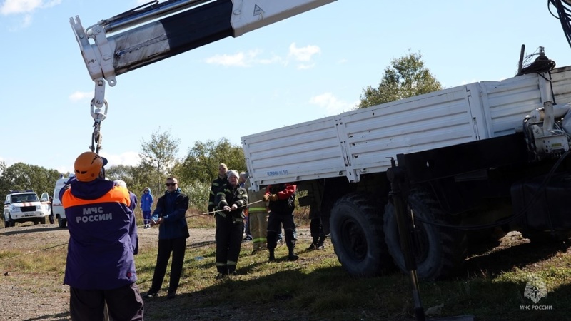 Спасатели МЧС России эвакуировали из озера в Хабаровском районе утонувший автомобиль