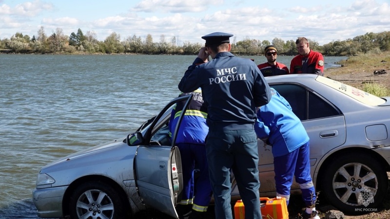 Спасатели МЧС России эвакуировали из озера в Хабаровском районе утонувший автомобиль