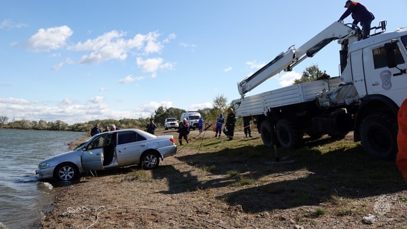 Спасатели МЧС России эвакуировали из озера в Хабаровском районе утонувший автомобиль