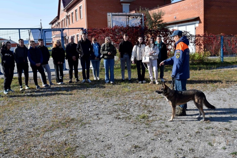 Урок безопасности ко дню ГО и познавательную экскурсию провели в хабаровском поисково-спасательном отряде МЧС России