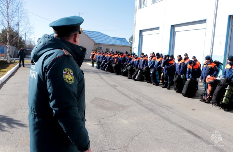 В Хабаровске прошел смотр готовности аэромобильной группировки МЧС России