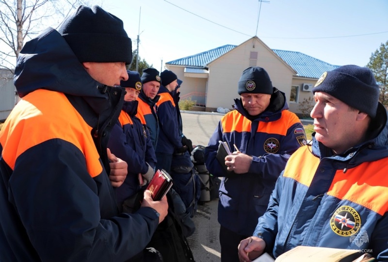 В Хабаровске прошел смотр готовности аэромобильной группировки МЧС России