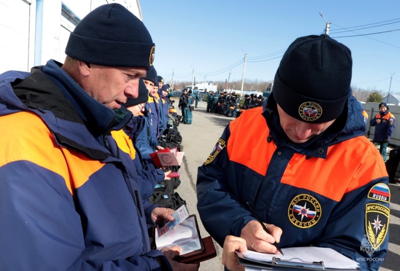 В Хабаровске прошел смотр готовности аэромобильной группировки МЧС России