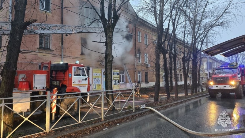 Хабаровские огнеборцы МЧС России спасли пять человек при пожаре в  трехэтажном доме