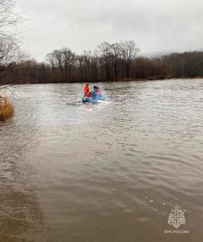 Спасатели МЧС России провели водную подготовку и изучили популярный среди туристов водный маршрут