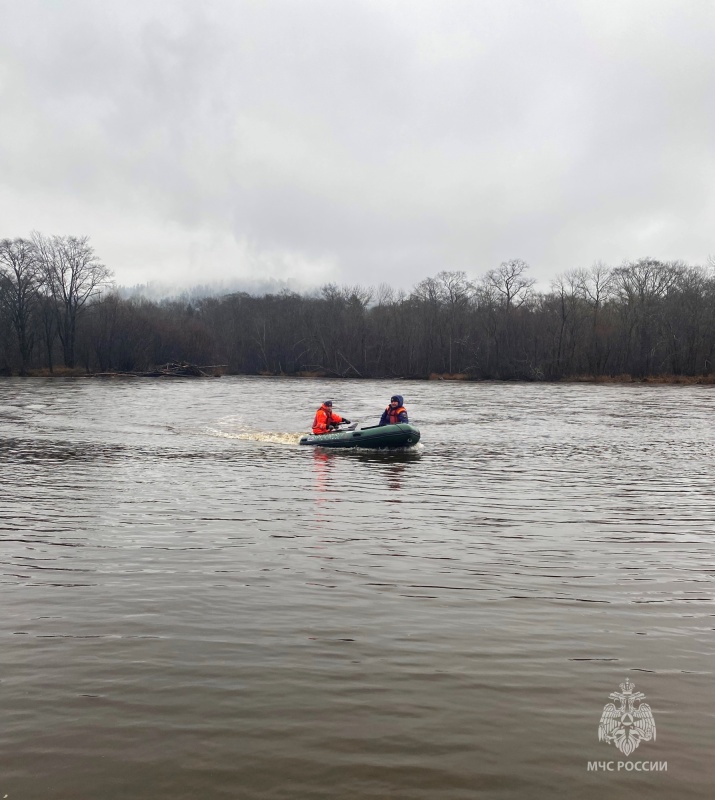 Спасатели МЧС России провели водную подготовку и изучили популярный среди туристов водный маршрут