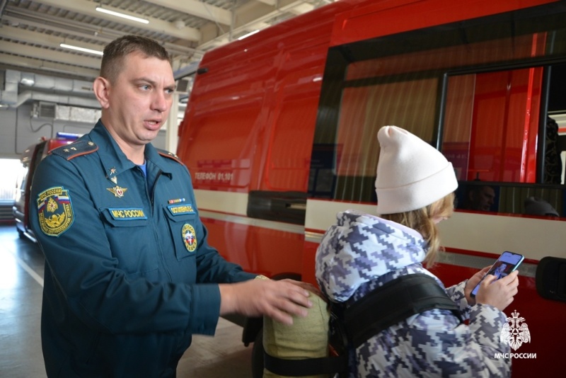 Что скрывают огнеборцы МЧС России за воротами пожарного депо, узнали хабаровские школьники